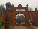 Brama wejściowa do cmentarza komunalnego w Cybince