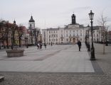 Stary Rynek w Płocku. W tle ratusz płocki