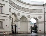 Ulica Miodowa w Warszawie: brama pałacu Paca
