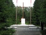 Pomnik ku czci pomordowanych w lesie Białuckim