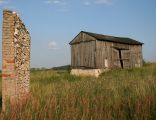 Jedna ze stodół oraz pozstałóść po stodole w "dzielnicy stodół"