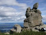 Słonecznik – formacja skalna w Sudetach Zachodnich, w paśmie Karkonoszy, na terenie Gminy Podgórzyn. W dole - zbiornik Sosnówka