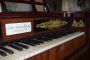 Zdobienia na zabytkowym fortepianie w Starym Palacu ostromeckim