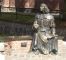 Pomnik M. Kopernika przy wejściu na zamek w Olsztynie