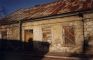 Ślady po kulach z czasów II wojny światowej na jednych z domów w Stopnicy