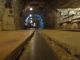 Tunel w Kopalni Soli w Bochni, z torami czynnej kolejki