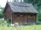 Zrekonstruowana chata w Rezerwacie Archeologicznym w Będkowicach