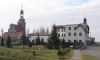 Kościół Narodzenia NMP (z lewej) i ratusz w Miękini