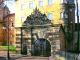 Zamek w Oleśnicy - brbakan z ozdobną bramą, w tle pałac wdów